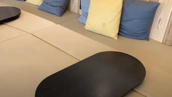 足が伸ばせるソファー席