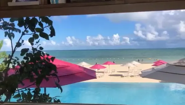 カフェの目の前はビーチプール