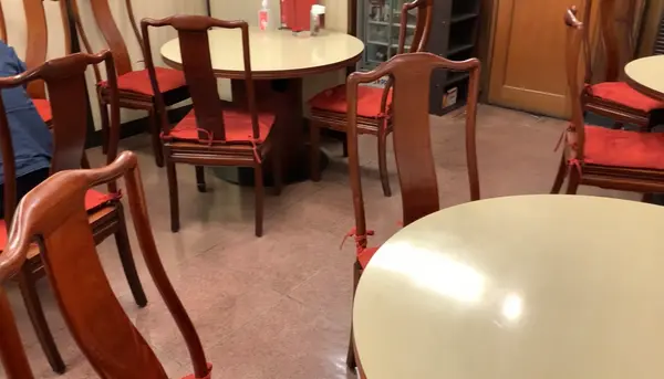 1階は広い店内に大きなテーブルと椅子！
