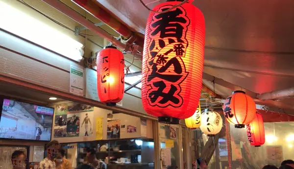 天井にかけられてる提灯