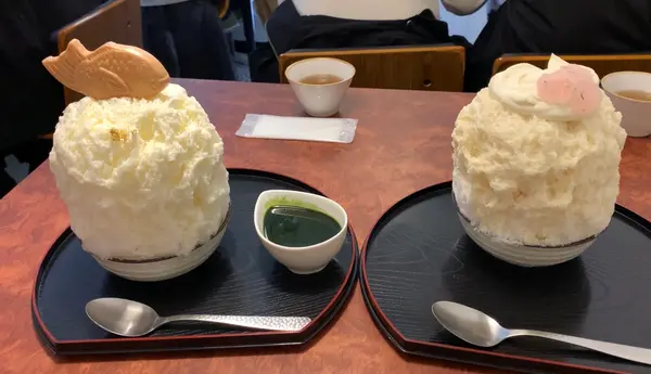 左:横綱みるく(¥900)・抹茶みつ(¥200) 右:花見酒(¥1,300)