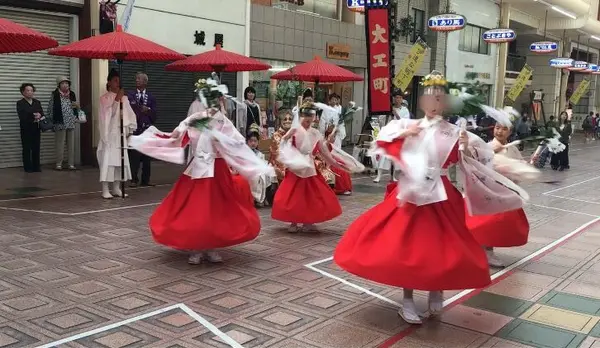 巫女さんたちの舞い