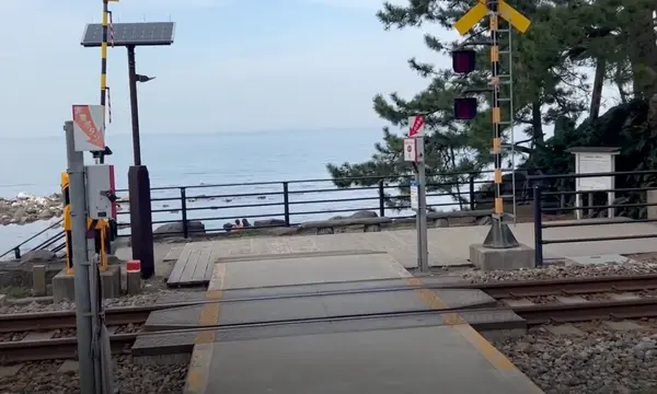 海岸沿いの踏切