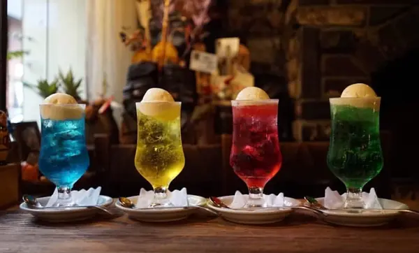 カラフルなクリームソーダ