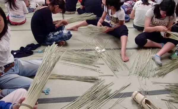 刈り取った稲でわら細工作り