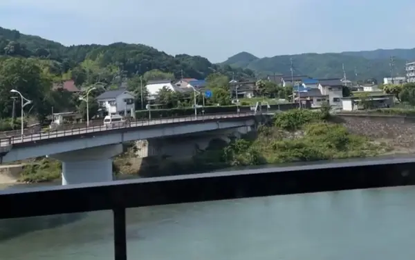 窓からは川と山が見える！