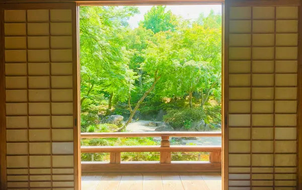 伽藍から西庭をのぞく