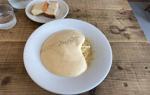 カプチーノ仕立てのカルボナーラ