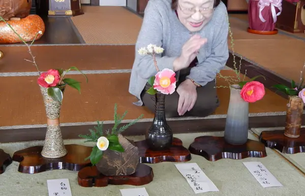 ご住職の奥さまの椿を慈しむ解説も聞けますよ