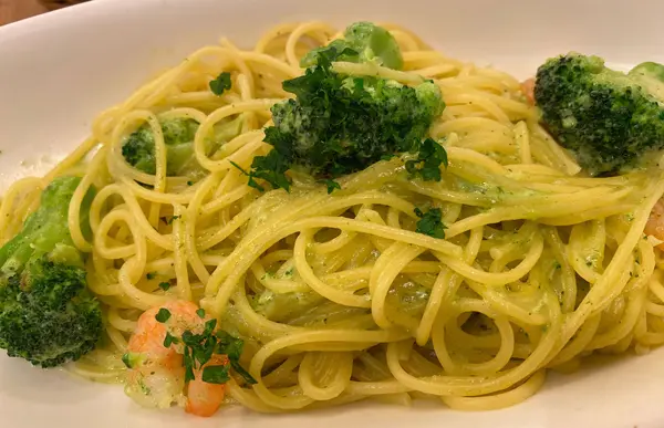 小エビのグリーンクリームソースパスタ