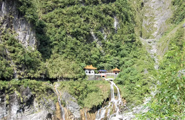 太魯閣峡谷　長春祠