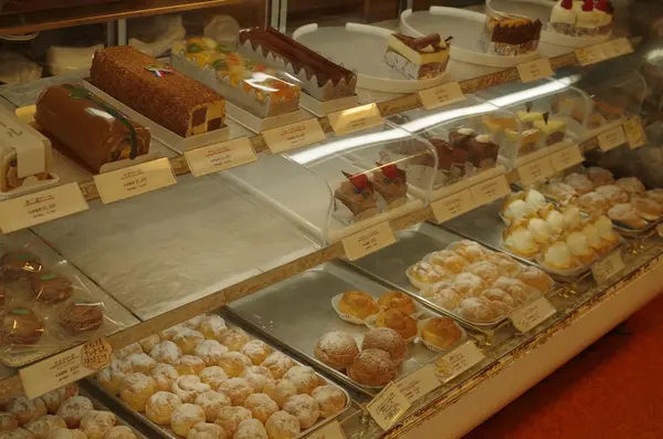 ショーケースの中もレトロな雰囲気