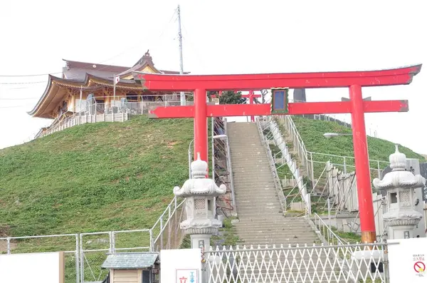 神社は再建工事中