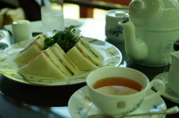ミックスサンドと紅茶でランチ