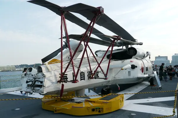 護衛艦ひゅうが上のヘリ