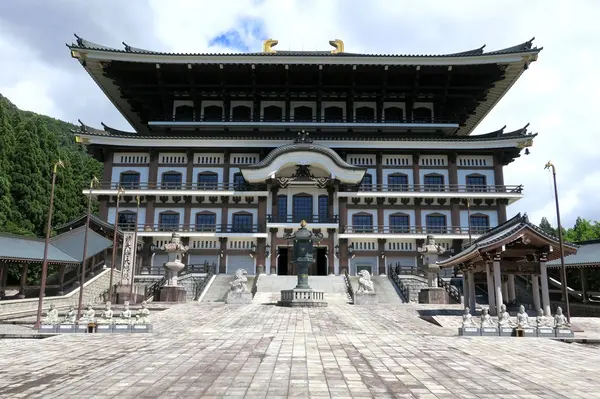 目が眩むような巨大な建物