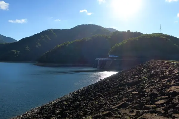 ゴツゴツした岩の壁