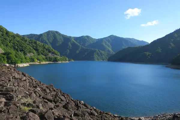美しいダム湖