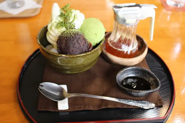 抹茶と白玉の和風パフェ、蕎麦はちみつ付き。