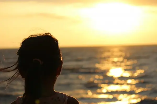 子供も見とれるほど美しい夕日