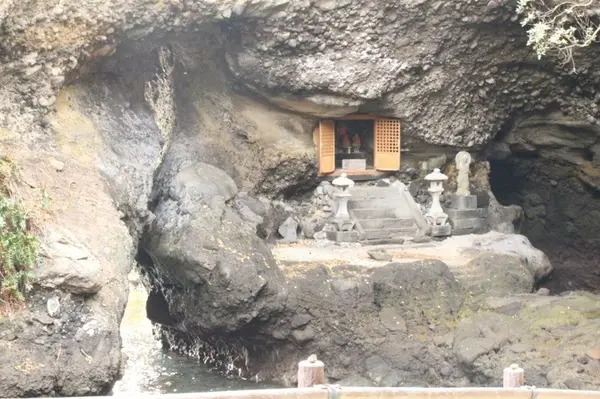 見たこともない！？海にお堂発見。