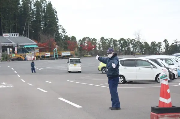 駐車場には警備員がいる！