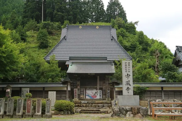 中風寺を正面から