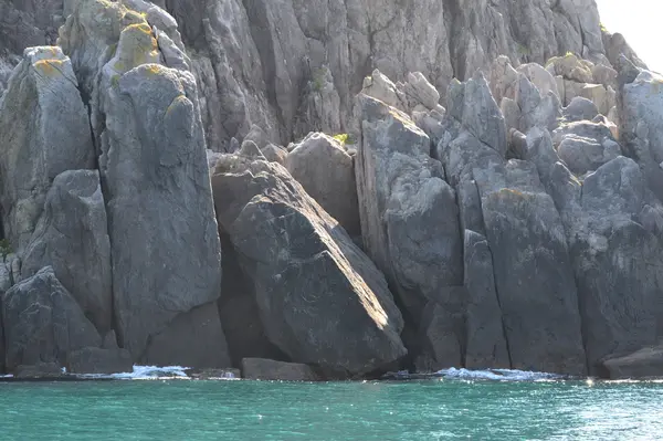 流氷で倒れた岩