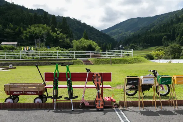 外にはいろんな遊具が
