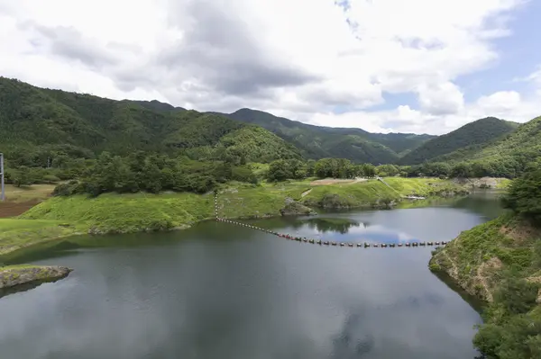 山と湖の景色
