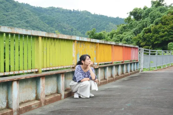 虹色の側道橋