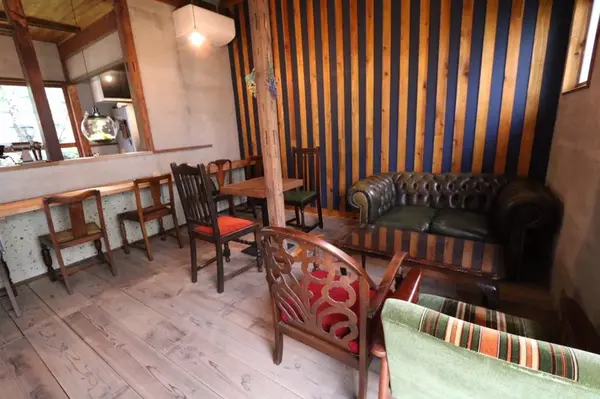 ブルーと木のあたたかさが心地いい店内