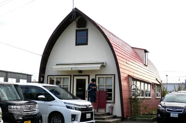 屋根が特徴の建物
