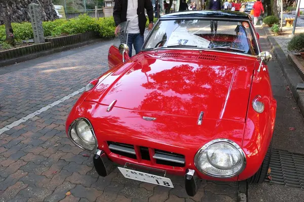 参道に赤い車がよく似合う