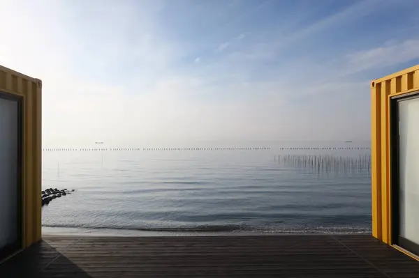コンテナの間から海が見える