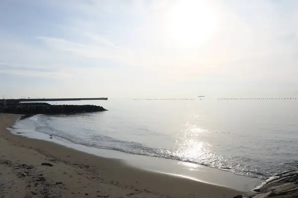 誰も居ないオフシーズンの海