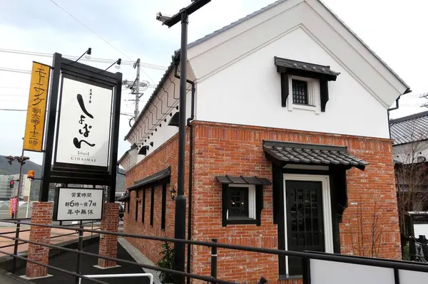 蔵のような建物が目立ちます