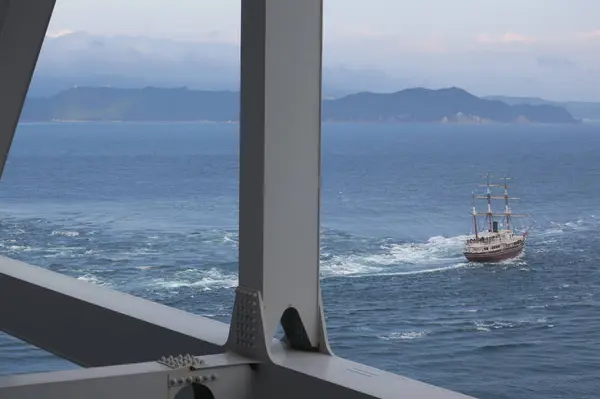 船が潮に流されながら進む
