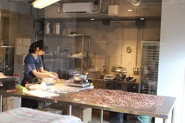 カカオ豆からの製造がみれる