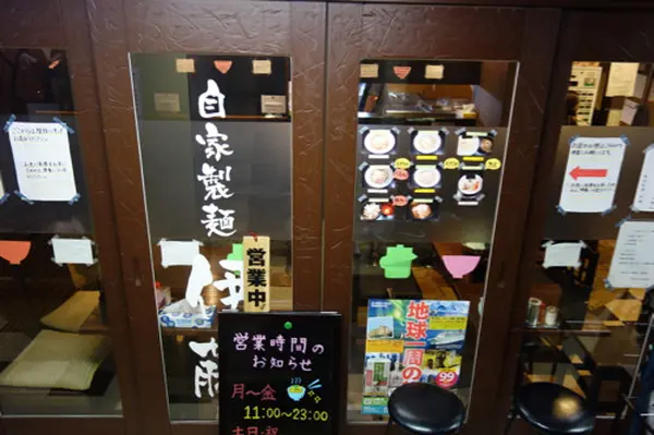 入口は右側
