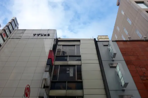 銀座の雑居ビルの屋上に