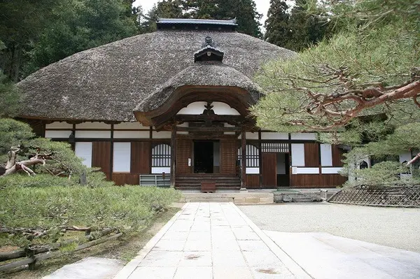 【２】藁葺き屋根の常楽寺