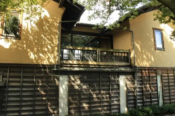 木漏れ日に染まるレトロな建物たち