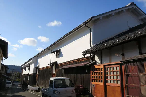 裏は酒蔵になってます