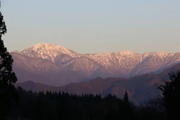 遠くには夕日に照らされた山並みが📸