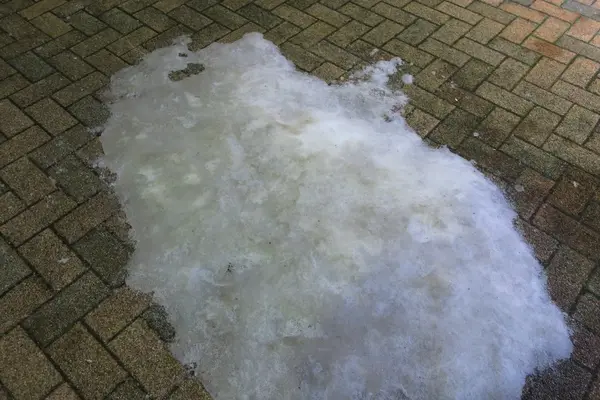 外には溶けた雪の塊が