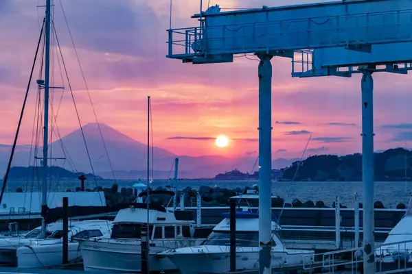 お店から見える富士山と夕日