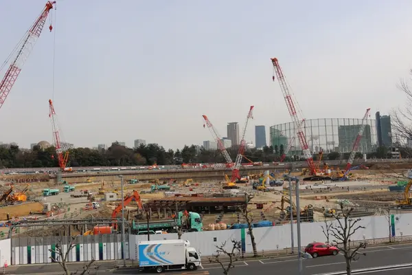 工事中の国立競技場が見えます
