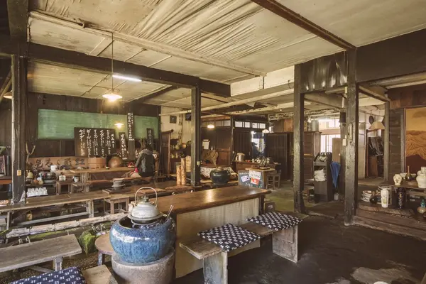 店内には年代物のインテリア。