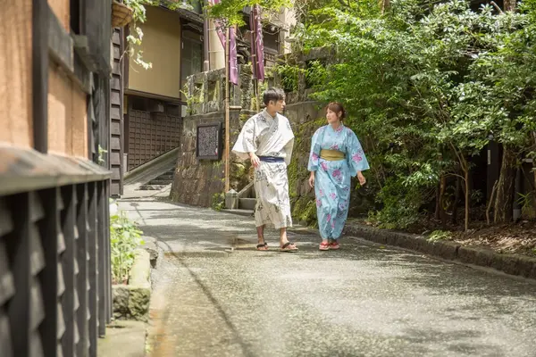 温泉街を浴衣で散策。